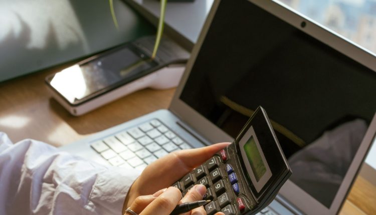 مقارنة أسعار أدوات قياس الظهور باستخدام آلة حاسبة ولابتوب