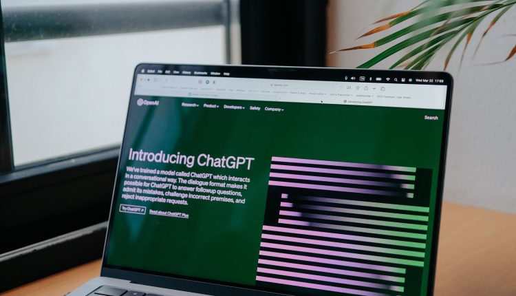 لابتوب على مكتب يعرض واجهة ChatGPT