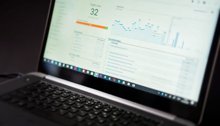 لابتوب يعرض لوحة تحليلات لقياس الظهور في محركات الذكاء الاصطناعي