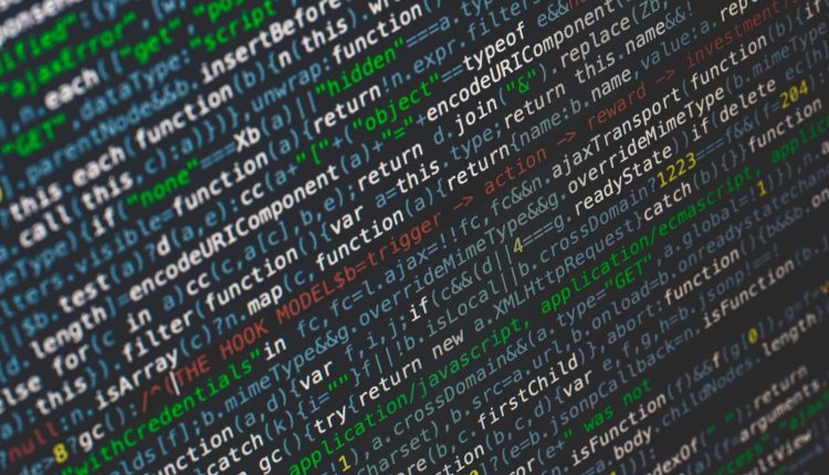 شيفرة برمجية على الشاشة تمثل بيانات السكيما المنظمة JSON-LD