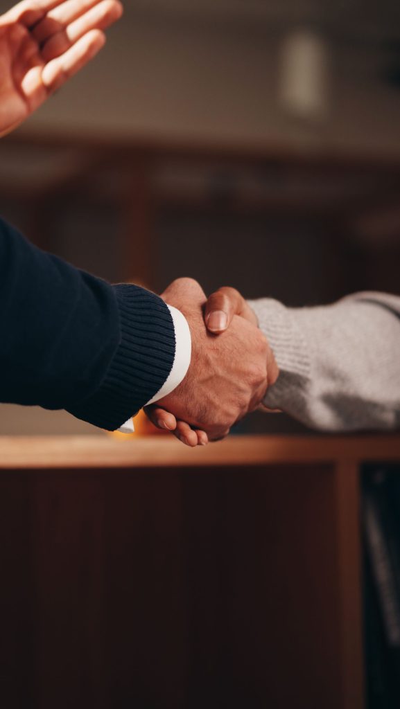 اجتماع عمل ومصافحة عند التعاقد مع شركة تحسين محركات البحث