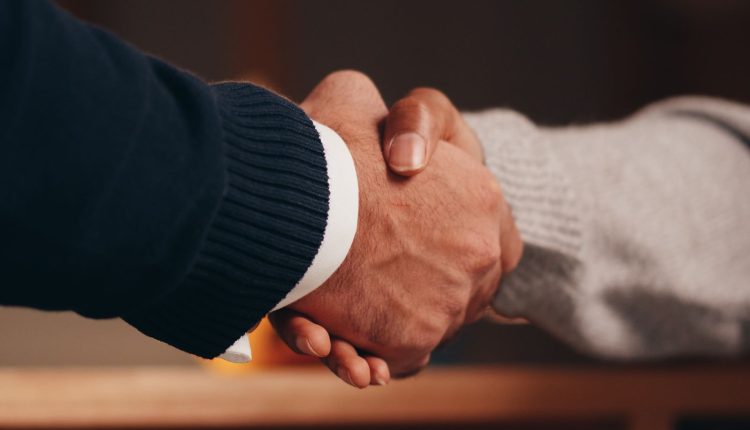 اجتماع عمل ومصافحة عند التعاقد مع شركة تحسين محركات البحث