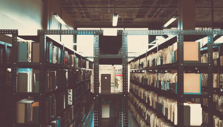 رفوف مكتبة ضخمة ترمز إلى فهرس محركات البحث
