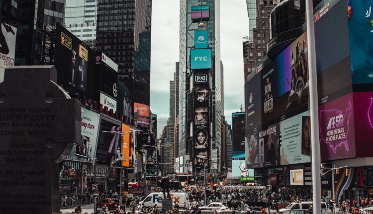 شاشة تعرض إعلانات رقمية على موقع إلكتروني