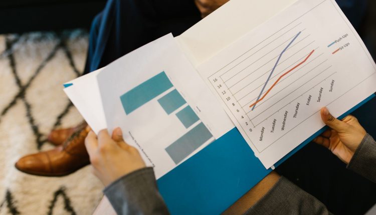 مستندات تقرير على مكتب أثناء مراجعة النتائج