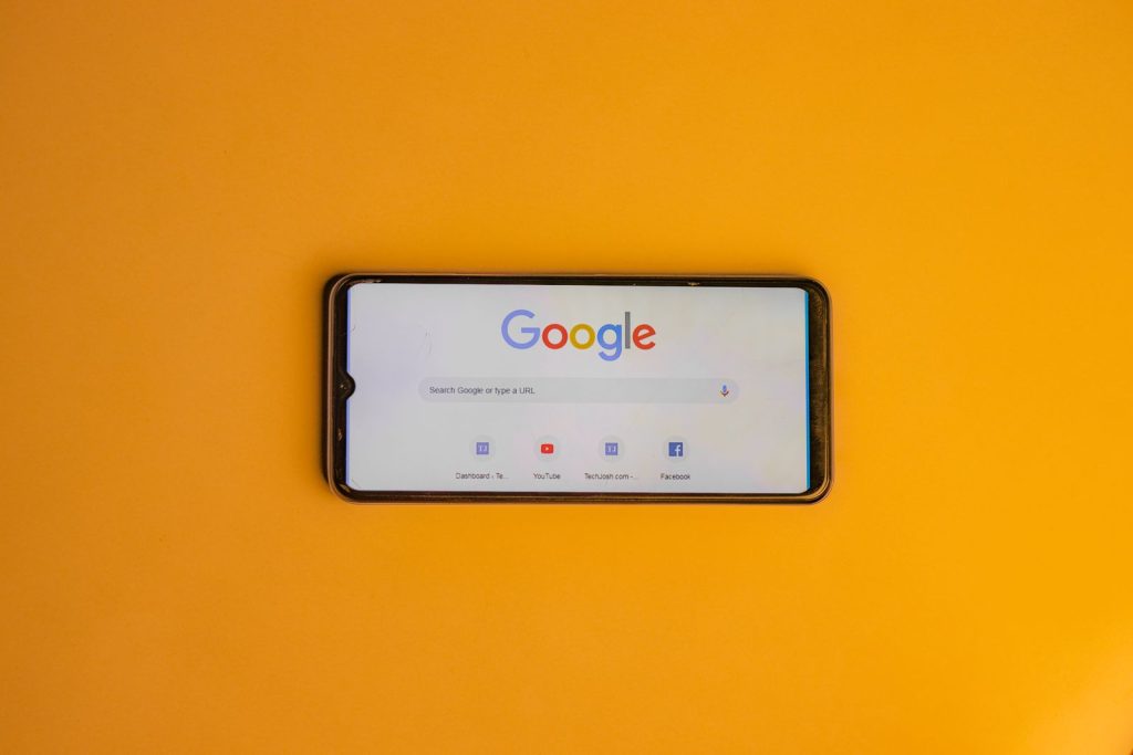 شاشة لابتوب تعرض نتائج بحث جوجل بعناوين وأوصاف