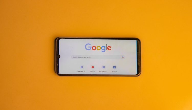 شاشة لابتوب تعرض نتائج بحث جوجل بعناوين وأوصاف
