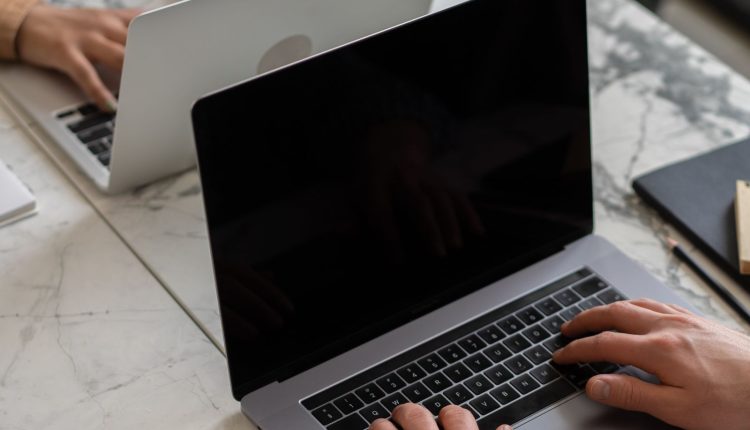 مراجعة وتحديث مقالات قديمة بجانب لابتوب