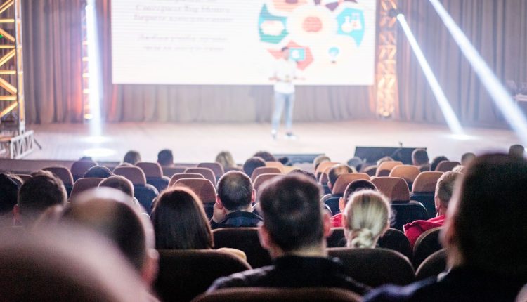 متحدّث في مؤتمر أمام جمهور